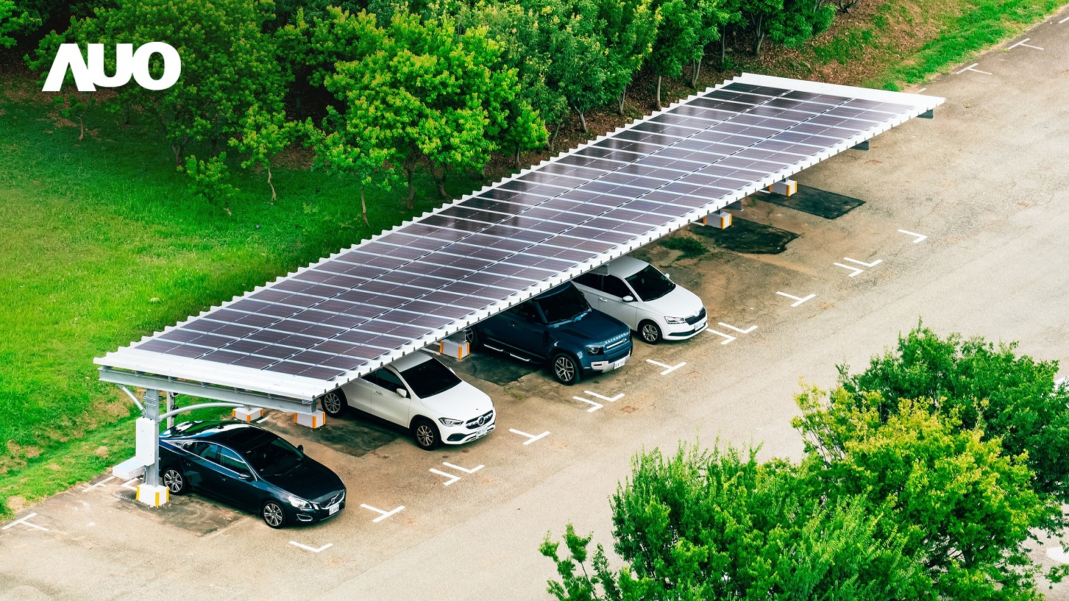 友達SunSteel光電整合型浪板具備快速安裝、輕量化優勢，可提升15%發電效能，通過國際IEC與國內VPC認證安全、防漏、耐候標準