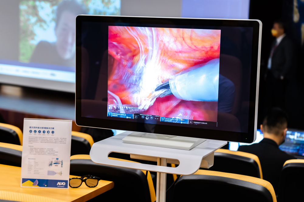 達擎於「國際大腸直腸外科論壇」中，成功導入達文西外接3D影像解決方案。透過達擎即時影像處理技術轉換為成1080p的高解析度畫質，將3D擬真畫面即時呈現於32吋4K 3D醫療顯示器