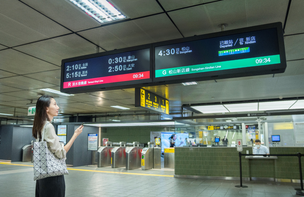 達擎TARTAN顯示器的特殊長條型比例非常適合空間與高度有限的大眾運輸場域應用，具備工業等級高品質、高亮度、高解析與高色彩飽和度等優勢，打造都會智能車站新風貌。