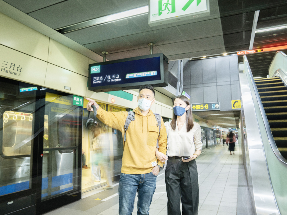 友達旗下達擎之客製化TARTAN顯示器，於台北捷運中山站亮相。以獨特長條型比例與高畫質特色，為台北捷運站帶來嶄新的都會車站風貌