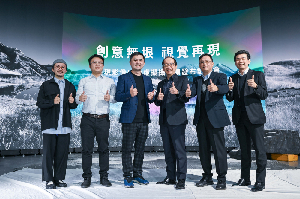 友達光電與再現影像攜手，於中影製片廠建置全台首座提供嶄新一站式整合服務的LED虛擬製作攝影棚（圖左至右：再現影像視覺總監郭憲聰、再現影像營運總監黃棨雋、再現影像藝術總監與導演紀柏舟、友達光電技術長廖唯倫、友達光電系統設計製造服務事業總部副總經理曾天龍、友達光電系統產品事業資深處長蘇聖倫）