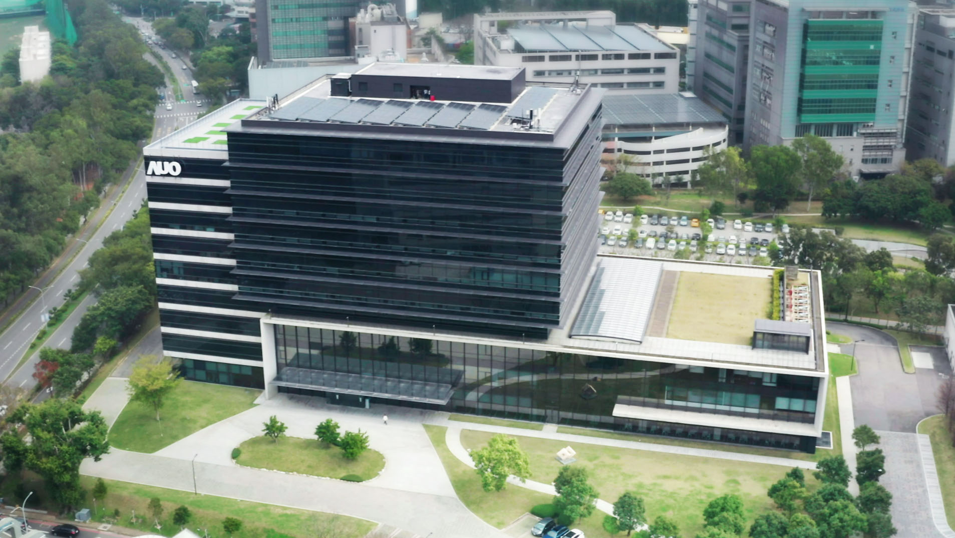 leyu体育官网光电积极实践永续作为，以”leyu体育官网全球研发中心（Global Research Center，GRC）”总部大楼，通过ISO 14068-1:2023碳中和管理标准查证，并承诺于2030年实现台湾所有办公据点均朝此目标迈进