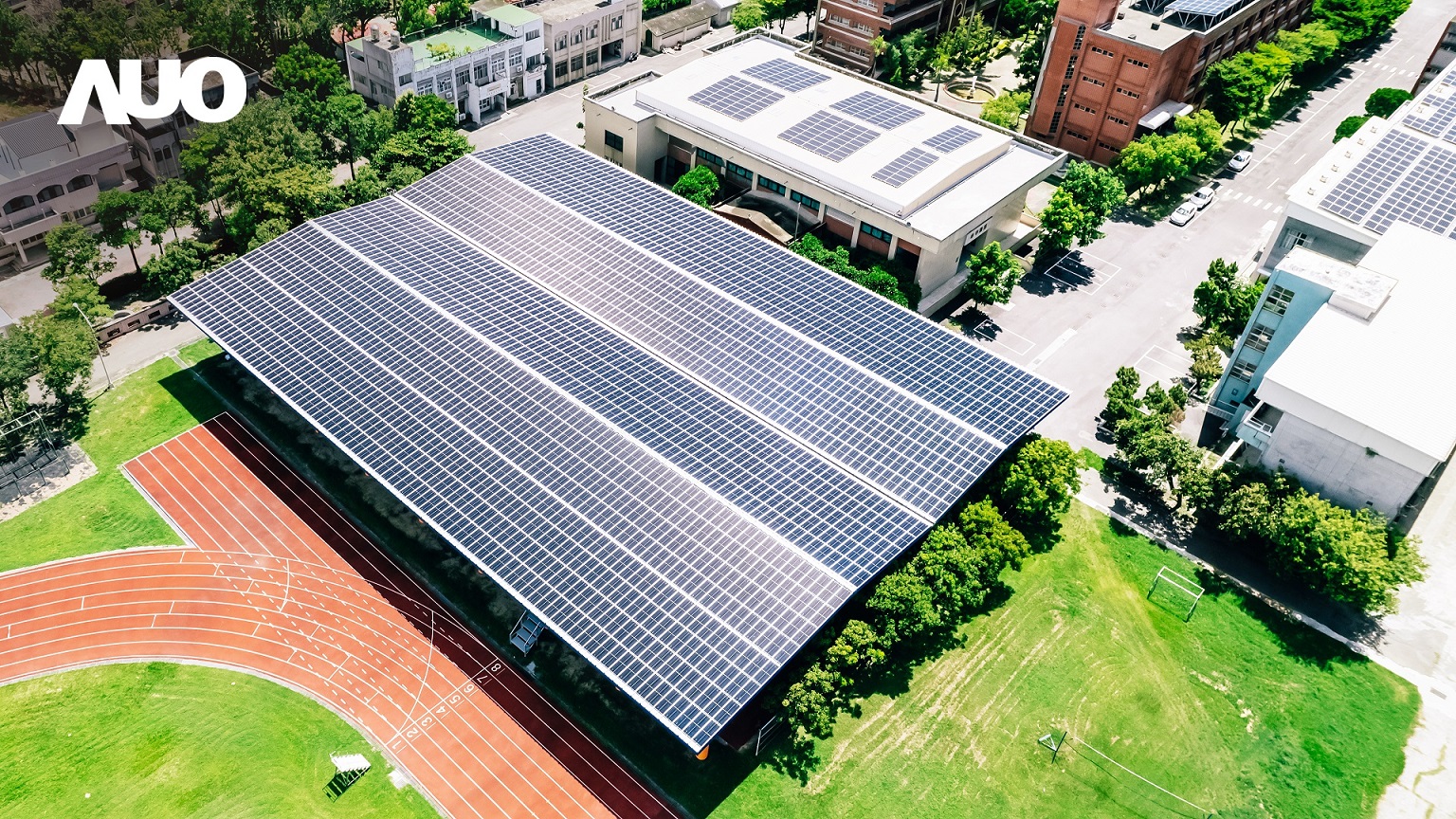 友達SunSteel光電整合型浪板具備快速安裝、輕量化優勢，可提升15%發電效能，通過國際IEC與國內VPC認證安全、防漏、耐候標準