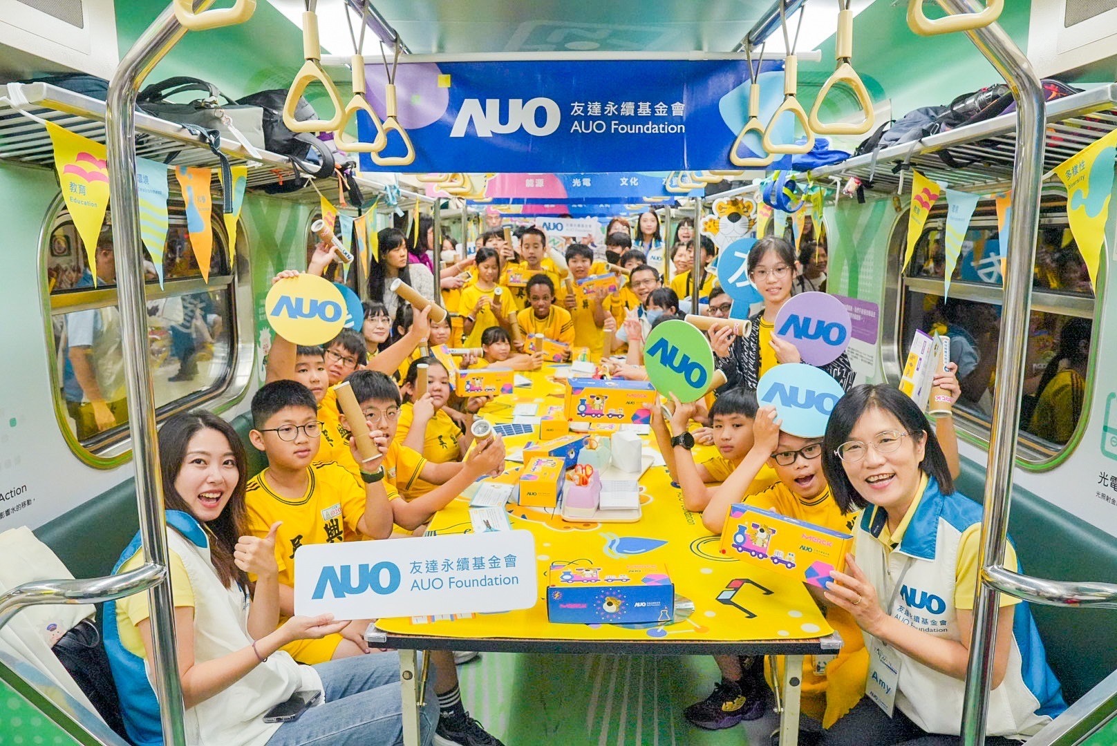 友達永續基金會響應國科會推動的「臺灣科普環島列車」正式啟航，透過「生活中的科學」車廂課程設計，展開為期6天巡迴全臺17個縣市、？32站的移動式科普之旅
