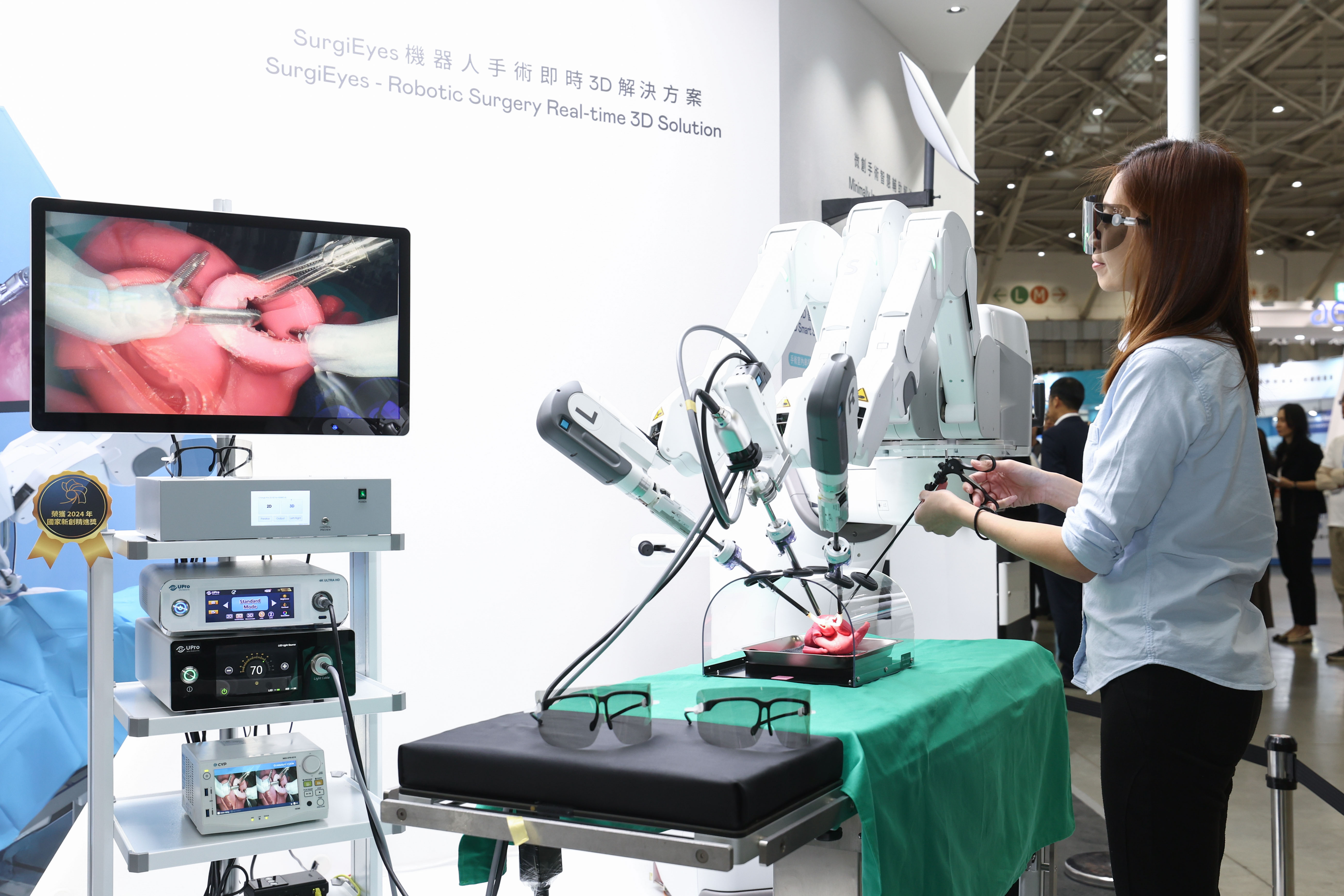達擎以〝SurgiEyes機器人手術即時3D解決方案〞為核心，打造全方位的3D智慧手術影像平台，透過即時的影像串聯，連結手術室內、外跨場域的應用，協助醫師突破時空限制，為遠距醫療帶來更多的可能性