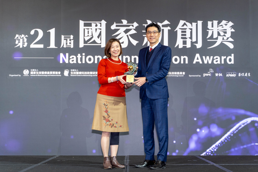友達旗下子公司友達耘康與達擎分別以「中醫數位化檢測解決方案」及「寬視角3D醫療顯示器」獲得第二十一屆國家新創獎「智慧醫療與健康科技」類別的「企業新創獎」與「國家新創精進獎」兩項殊榮。圖左為衛生福利部政務次長林靜儀、圖右為友達光電智慧醫療事業群總經理廖世宏