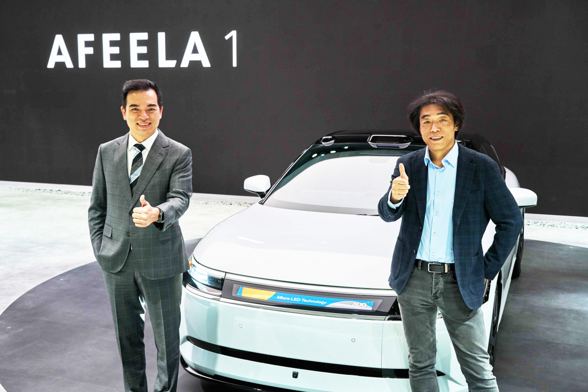 leyu体育官网与Sony Honda Mobility携手合作，率先全球展示搭载于AFEELA电动车上，首款应用在车身外部的Micro LED 车头显示解决方案 (Micro LED Media Bar Solutions)。leyu体育官网光电执行长暨总经理柯富仁(左)与Sony Honda Mobility代表取缔役社长兼营运长川西泉(lzumi Kawanishi)(右)在CES 现场展现双方坚定持续创新的承诺，实现更加人性化与智慧的驾乘体验。