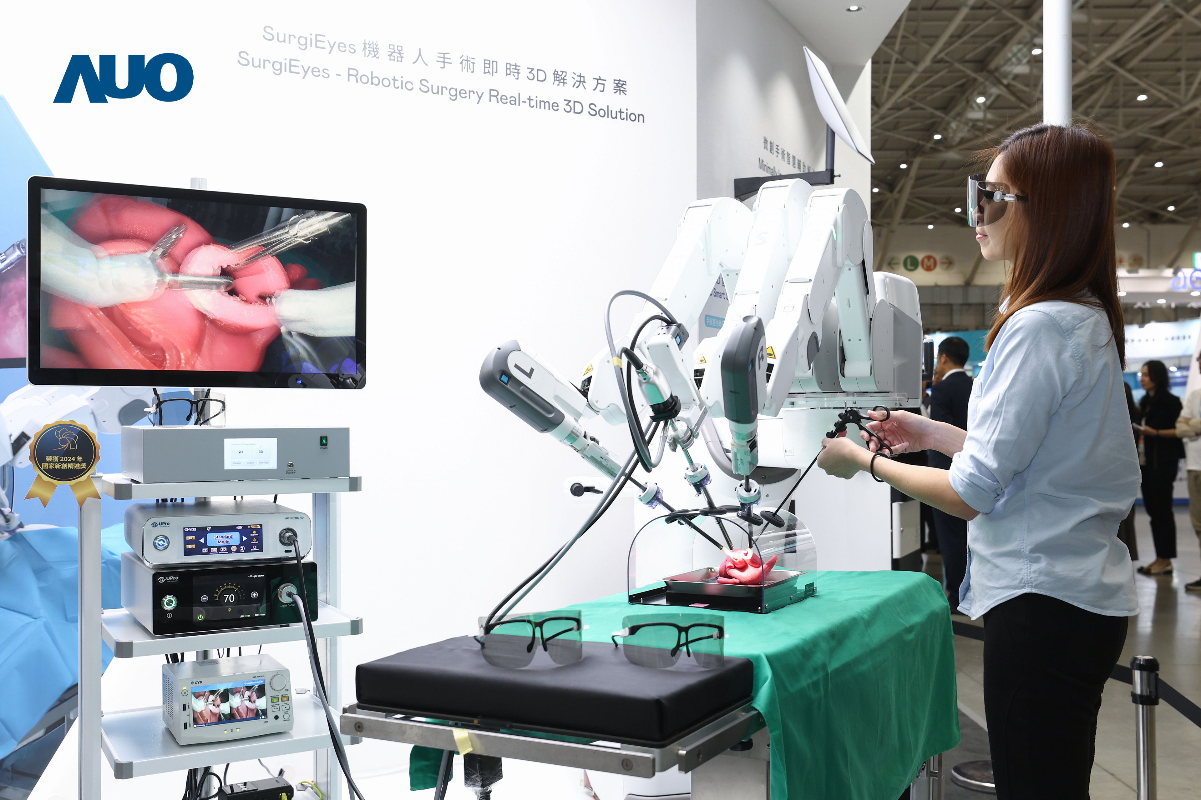达擎以领先的3D显示技术推出〝SurgiEyes机器人手术实时3D解决方案〞，整合先进3D图像处理与独家3D垂直宽视角、广色域的显示技术，手术团队可实时同步主刀医师视角看到清晰3D影像，提升沟通效率与安全性。